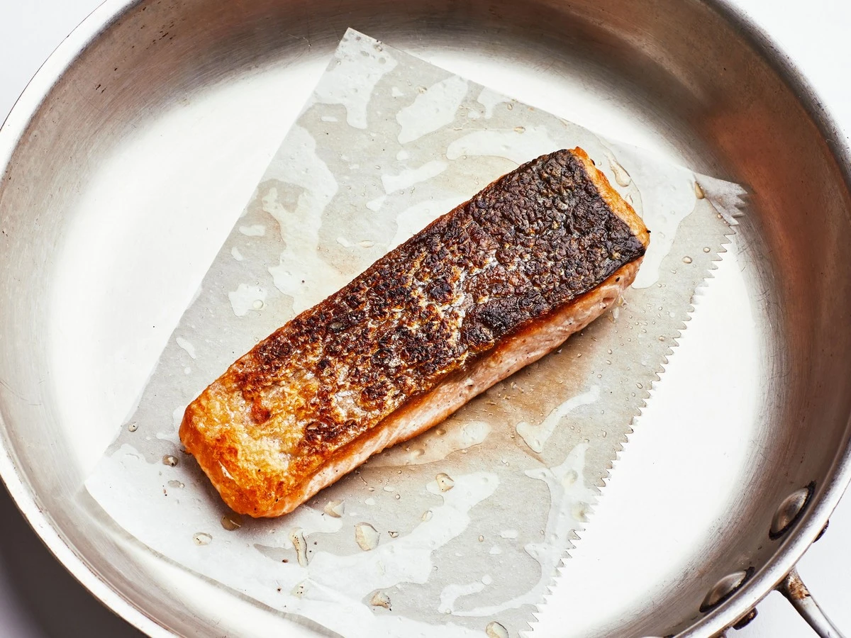 Dlaczego doświadczone gospodynie kładą arkusz pergaminu na patelni zamiast lać olej - image 1