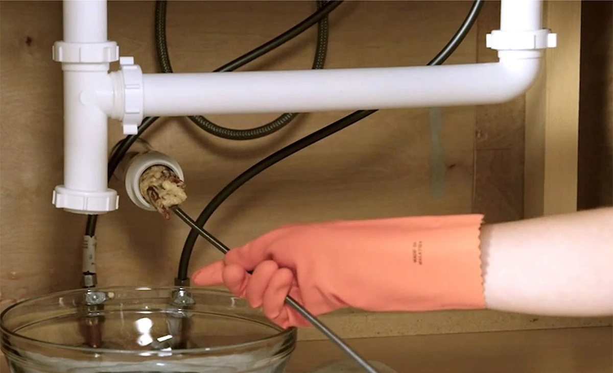 Dlaczego doświadczone gospodynie zawsze sypią kwas cytrynowy do odpływu w kuchni - image 1