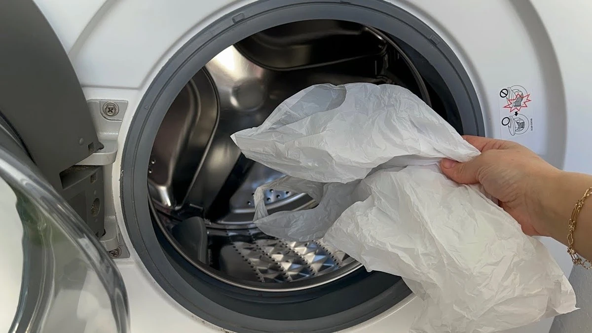 Dlaczego doświadczone gospodynie zawsze wrzucają foliową torebkę do pralki - image 1