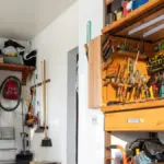 Dlaczego lepiej nie trzymać ubrań i jedzenia w garażu podczas polskiej jesieni