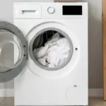 Dlaczego pranie śmierdzi po wyjęciu z pralki? Rozwiązaniem nie jest więcej detergentu