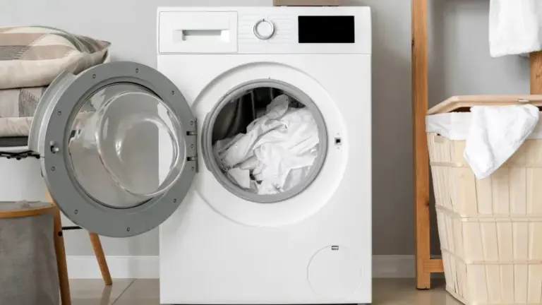 Dlaczego pranie śmierdzi po wyjęciu z pralki? Rozwiązaniem nie jest więcej detergentu