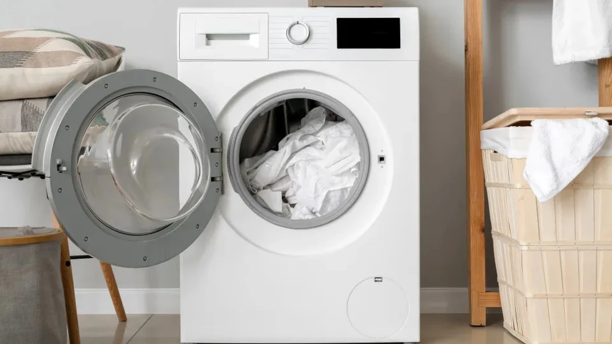 Dlaczego pranie śmierdzi po wyjęciu z pralki? Rozwiązaniem nie jest więcej detergentu