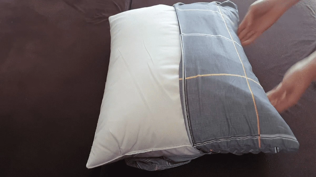 Dlaczego rano Twoja pościel nie wygląda jak w katalogu IKEA? Rozwiązaniem jest prosty trik z poszewką 50x70