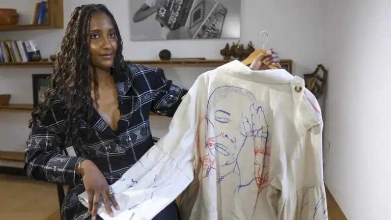 Dlaczego słynny muzyk założył ten nietypowy materiał? Historia tkaniny droższej niż złoto