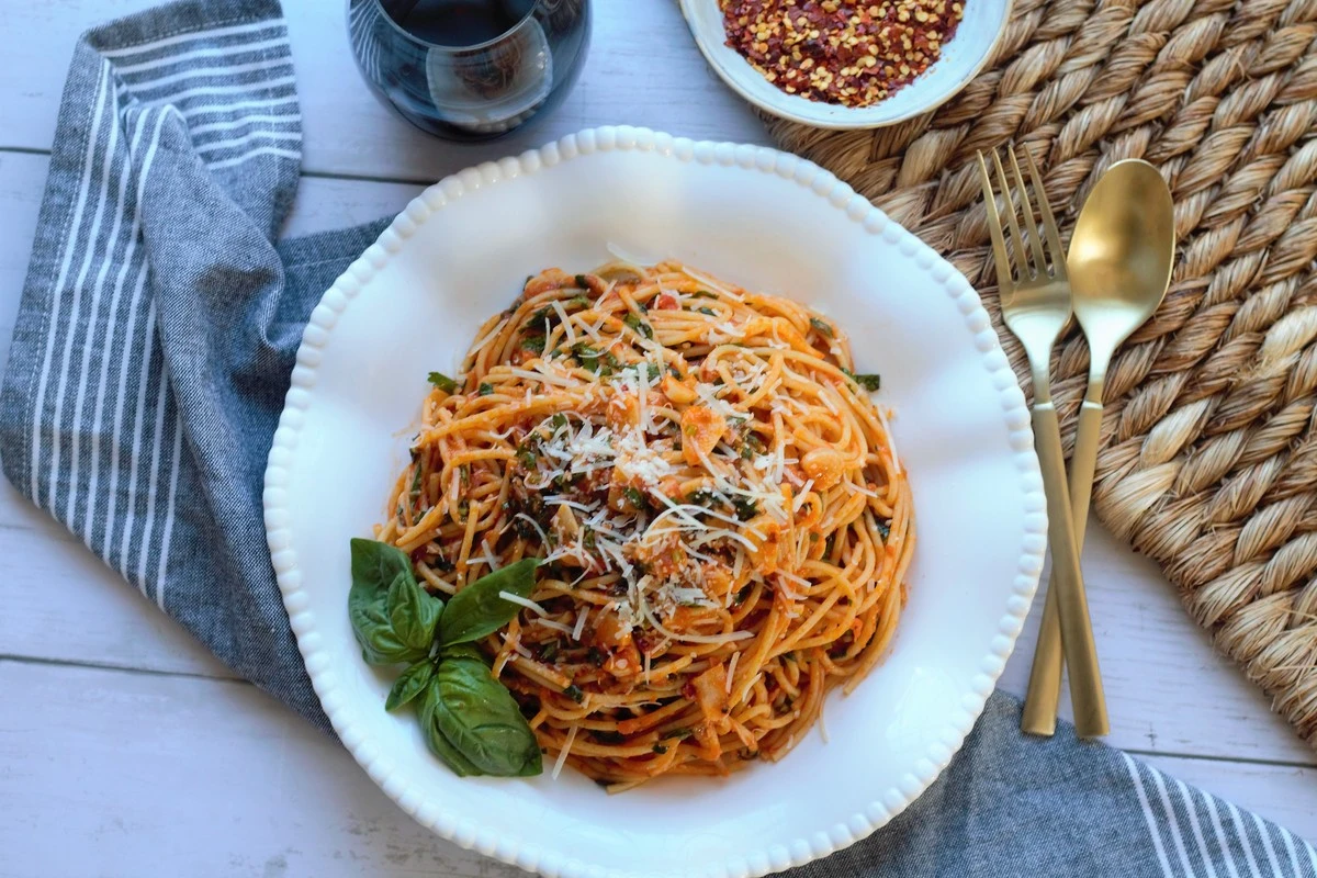 Dlaczego szefowie kuchni wylewają białe wino na patelnię z czosnkiem i kolendrą - image 1