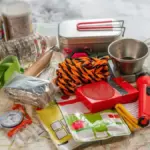 Dlaczego warto mieć worek na śmieci w szafce nocnej? 12 rzeczy na czarną godzinę