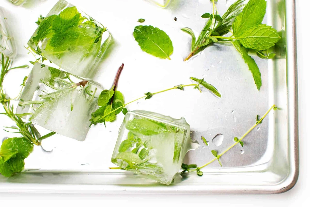 Dlaczego warto mrozić wywar z liści laurowych w kostkach lodu - image 1