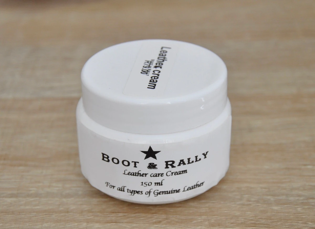 Dlaczego warto nakładać tani krem do rąk na skórzane buty - image 1