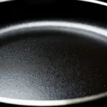 Dlaczego warto posmarować spód patelni octem i sodą przed myciem