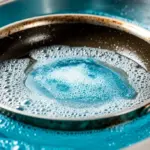 Dlaczego warto wrzucić tabletkę do zmywarki do miski z gorącą wodą