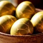 Dlaczego warto wrzucić łyżkę kurkumy do garnka z jajkami przed Wielkanocą