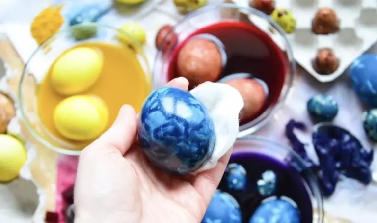 Dlaczego warto wrzucić poszatkowaną kapustę do garnka z jajkami przed Wielkanocą