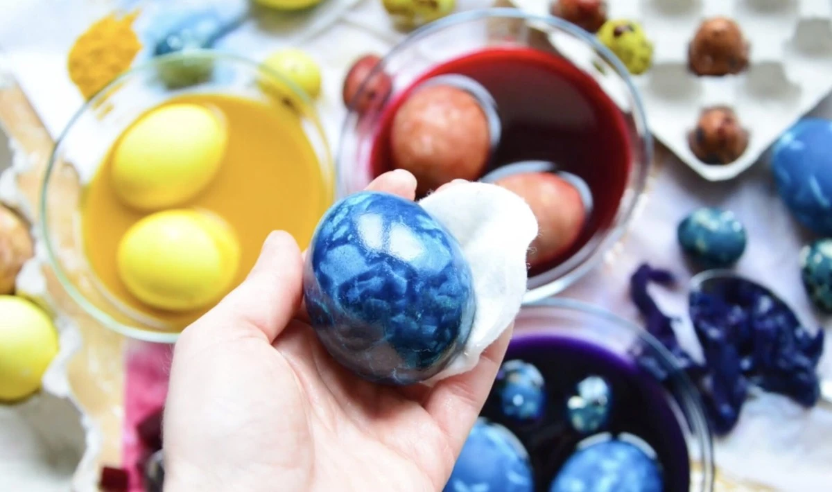 Dlaczego warto wrzucić poszatkowaną kapustę do garnka z jajkami przed Wielkanocą