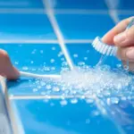 Dlaczego warto wsypać łyżkę kwasku cytrynowego do szklanki wody przed sprzątaniem łazienki