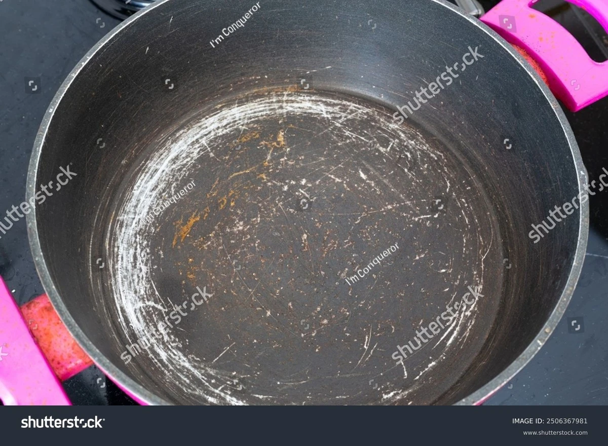 Dlaczego warto wyrzucić patelnię teoflonową przy pierwszej rysie - image 1