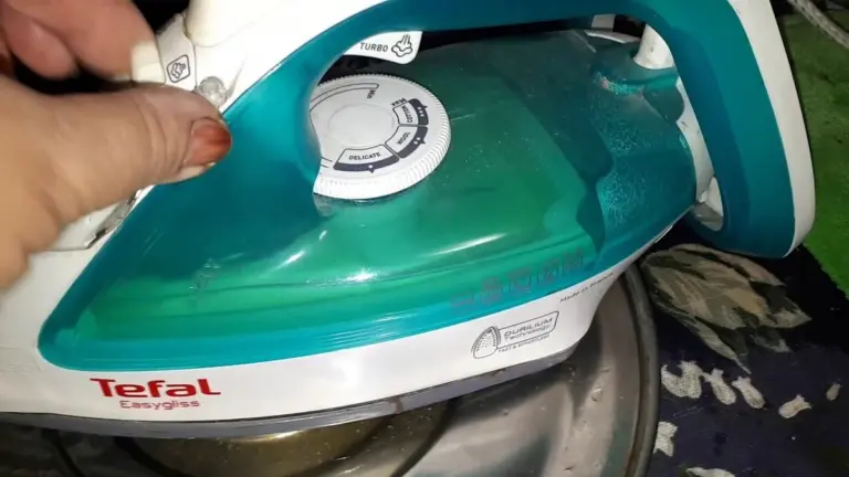 Dlaczego warto zakleić otwory w żelazku taśmą klejącą przed czyszczeniem