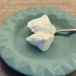 Dlaczego warto zostawić łyżkę śmietany na stole przed pójściem spać