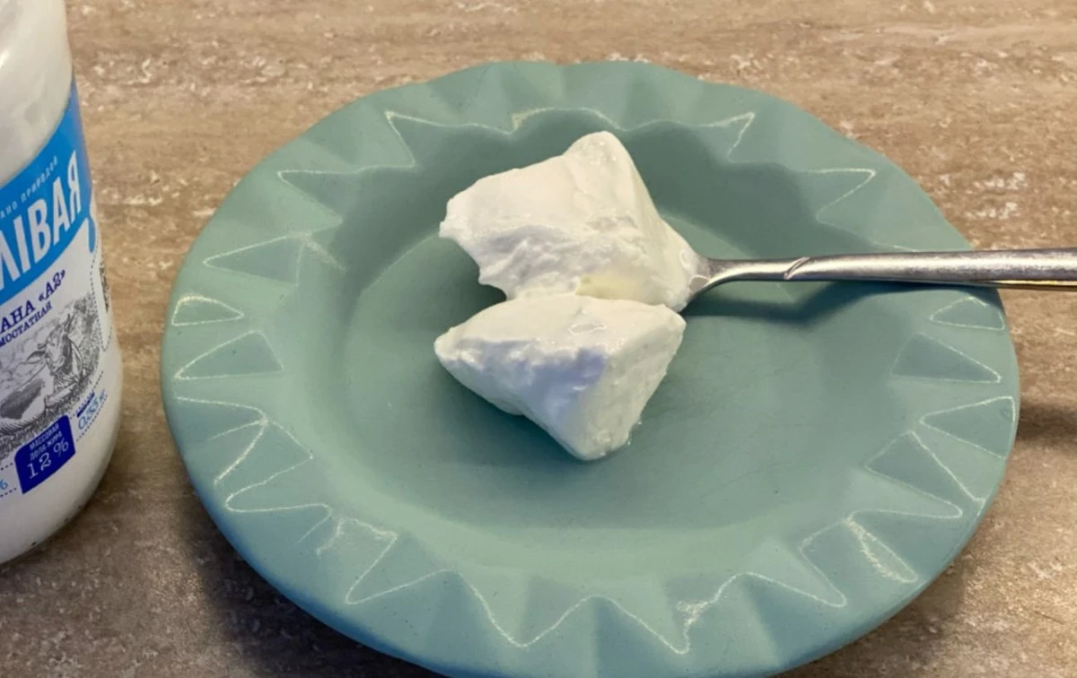 Dlaczego warto zostawić łyżkę śmietany na stole przed pójściem spać