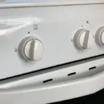 Moja metoda na tłuste pokrętła od kuchenki: schodzą do czysta w 3 minuty bez szorowania