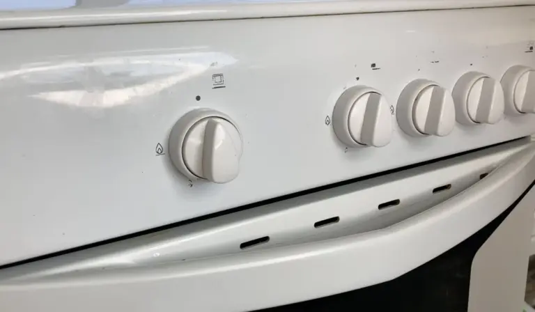 Moja metoda na tłuste pokrętła od kuchenki: schodzą do czysta w 3 minuty bez szorowania