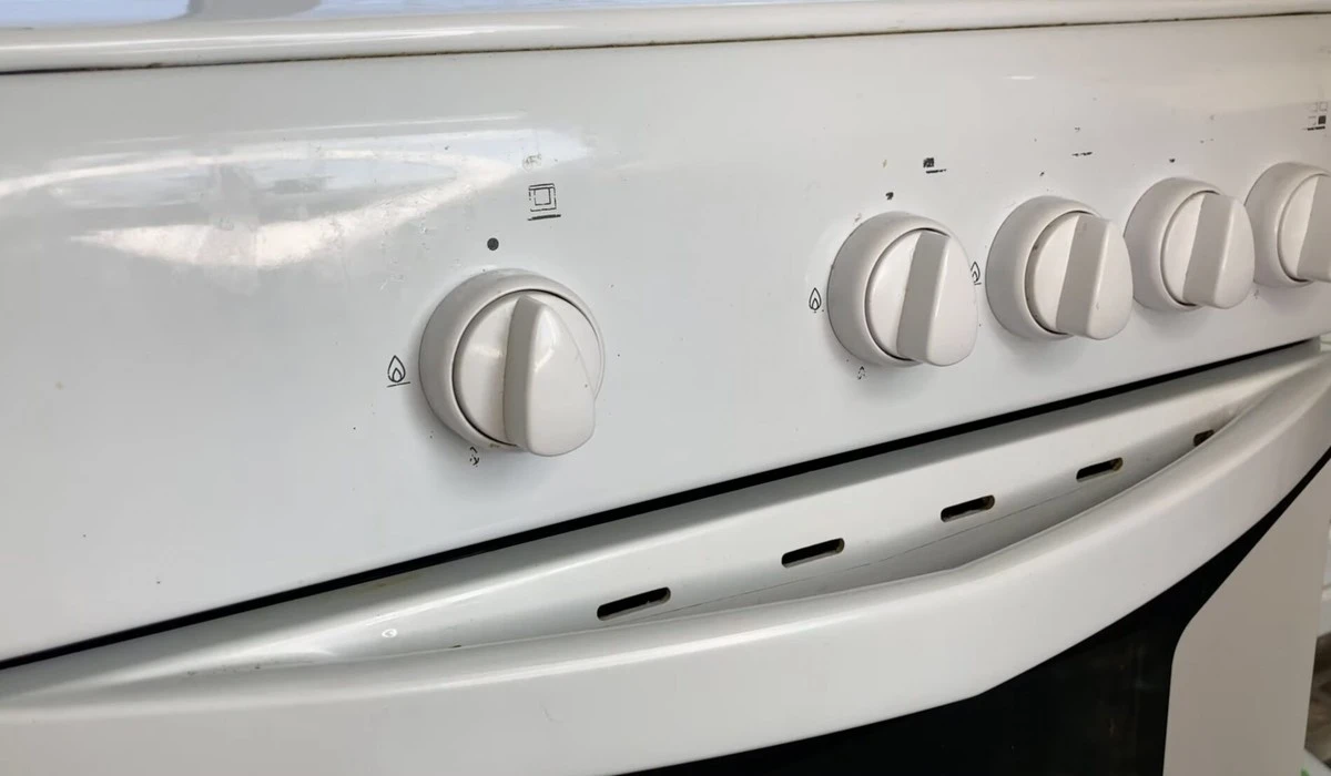 Moja metoda na tłuste pokrętła od kuchenki: schodzą do czysta w 3 minuty bez szorowania